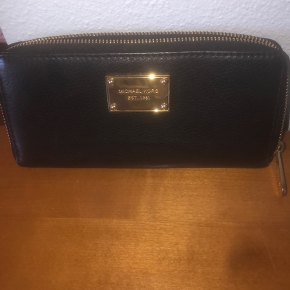 Michael Kors Handbags - NWOT Michael Kors wallet